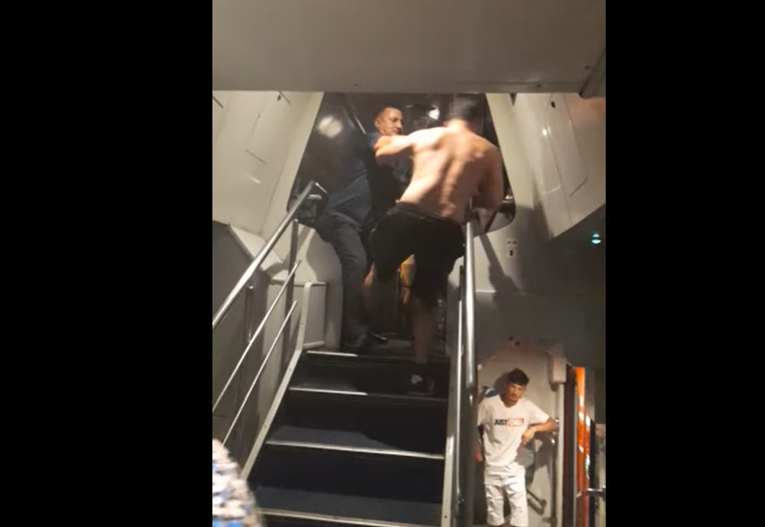 Un controlor de bilete a fost bătut în tren de un pasager. VIDEO