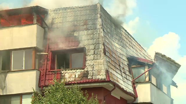 Un italian care a încercat să dea foc unui cuib de viespi a reușit să declanșeze un incediu de proporții într-un bloc