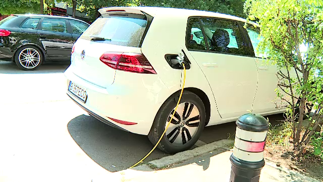 Stațiile de încărcare pentru mașinile electrice vor fi instalate fără autorizații de construcție. Câte vehicule ”verzi” avem