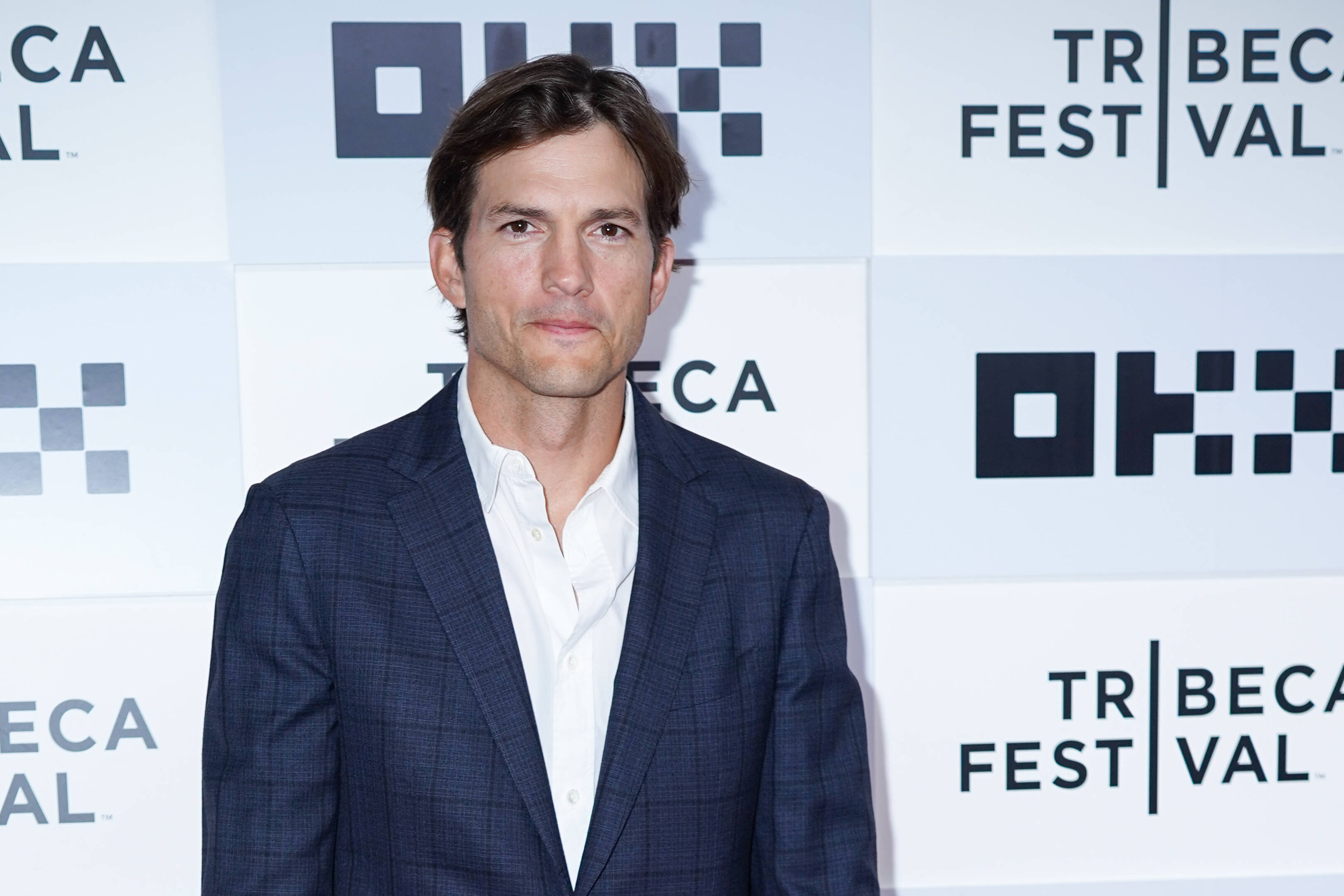 Ashton Kutcher dezvăluie că o boală rară l-a făcut incapabil să meargă, să vadă și să audă