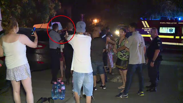 Un scandal a pornit între locatarii unei clădiri și forțele de intervenție, după ce mansarda a luat foc