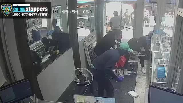 Mai mulți hoți au furat bijuterii de 2 milioane de dolari în doar 30 de secunde, dintr-un magazin din New York