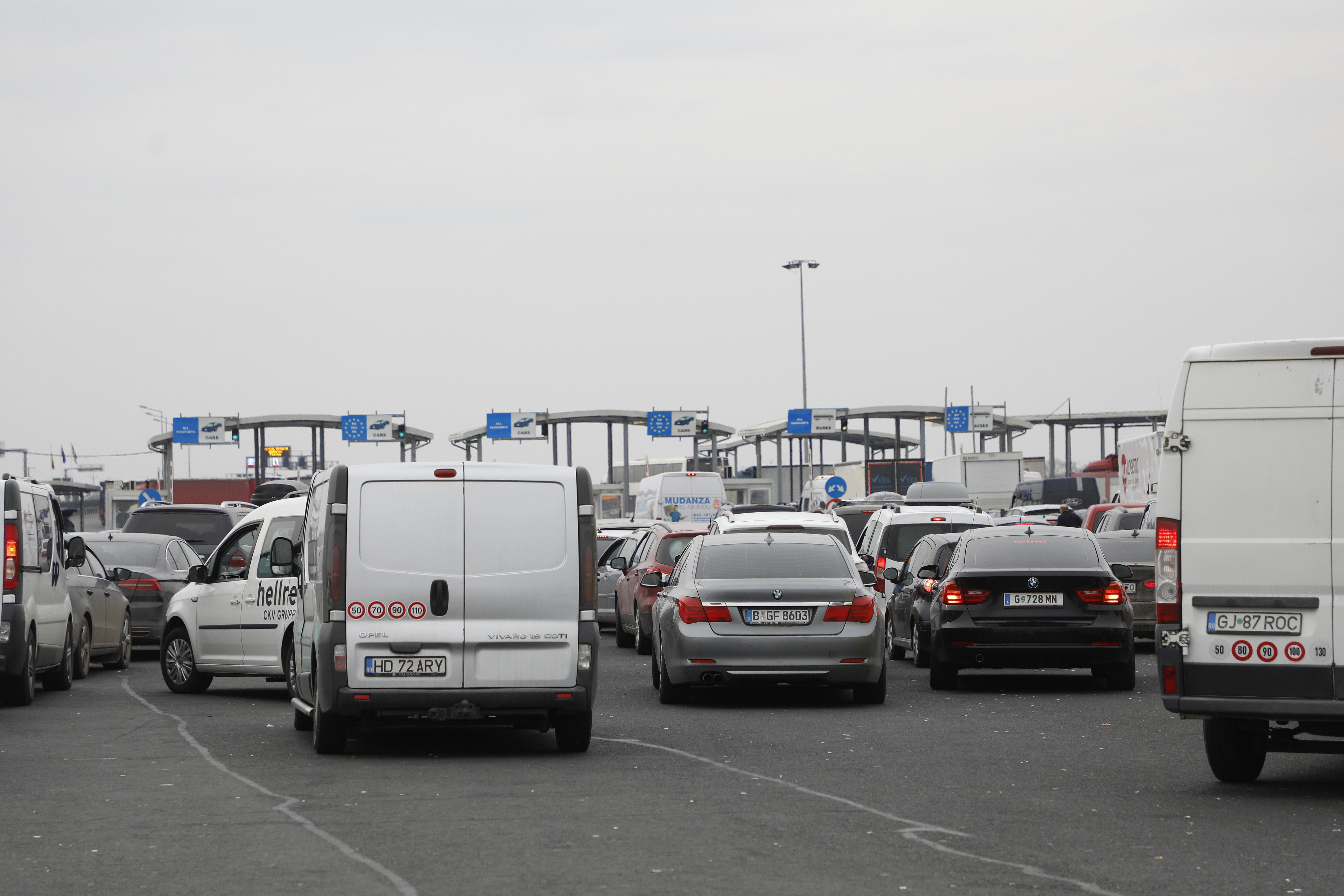 58 de români au fost întorși la frontieră. Nu au primit permisiunea de a ieși din țară