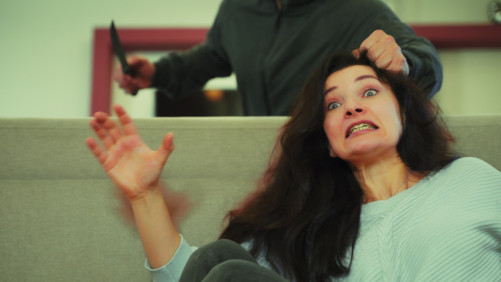 Închisoare cu suspendare pentru „sinceritate”. Un individ și-a tăiat soția pe piept, dar a scăpat de răspundere