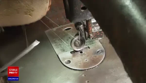 Românii se întorc la croitorese și cizmari. ”Am clienți foști miniștri de tot felul”