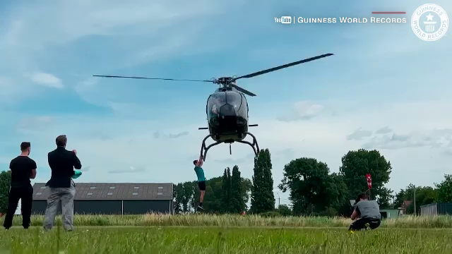 Momentul în care doi olandezi stabilesc recordul mondial la tracțiuni în aer