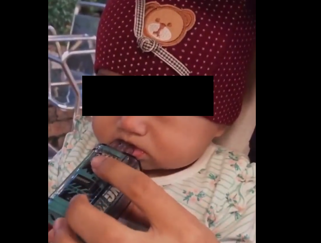 VIDEO Pedeapsa pe care o riscă un bărbat după ce a pus în gura unui bebeluș o țigară electronică