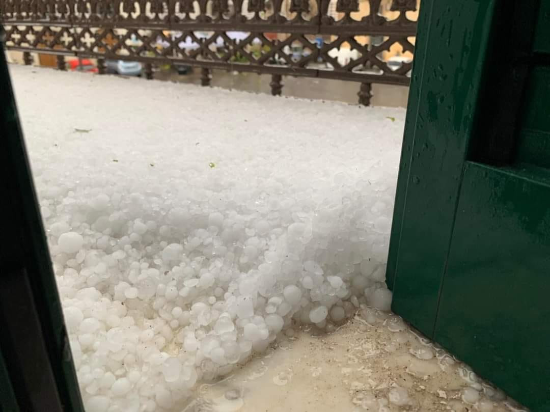 FOTO Iarnă la început de august, în Italia. Cantități uriașe de grindină au acoperit totul în alb