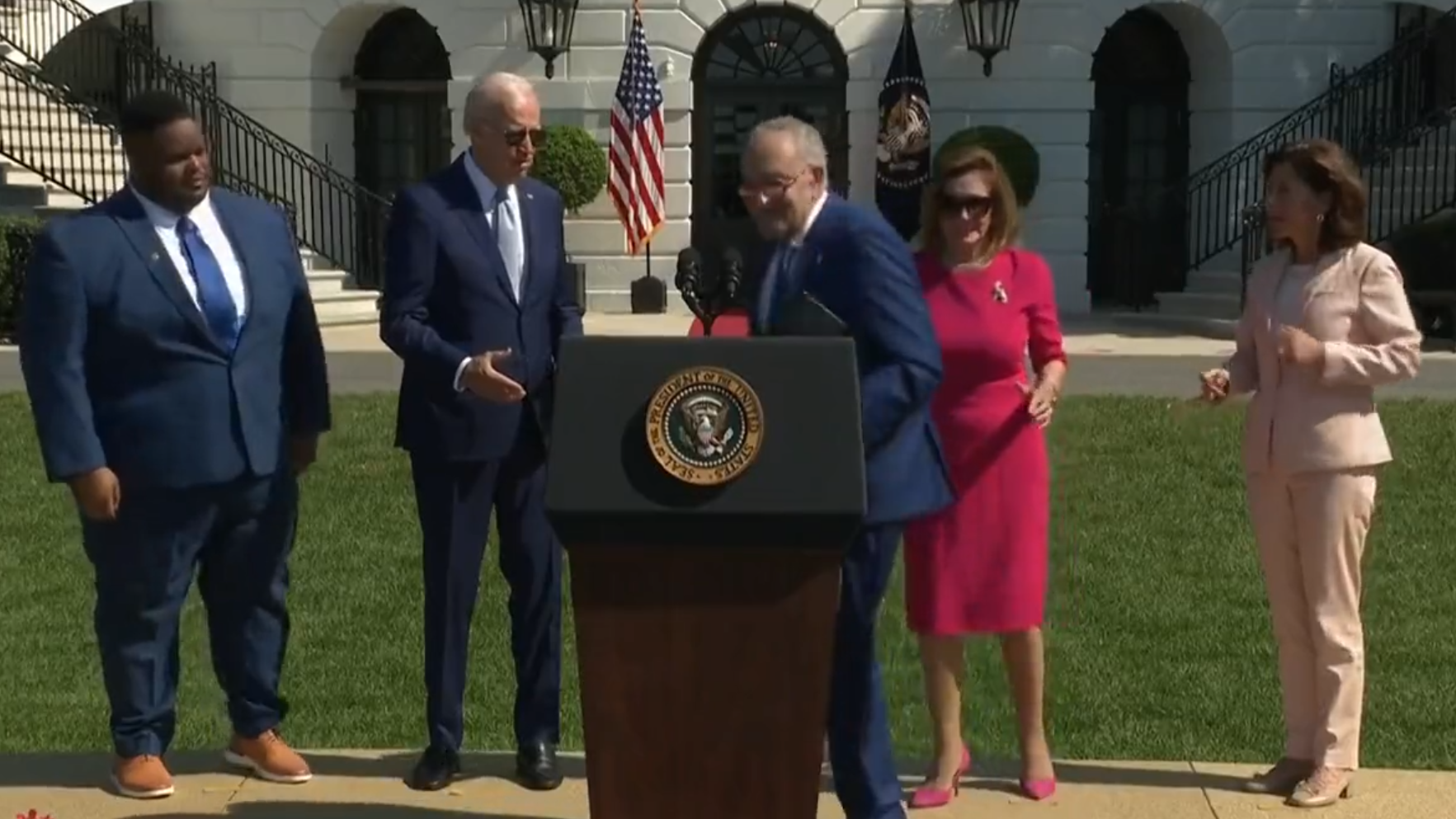 Memoria l-a „păcălit” din nou pe Joe Biden. A uitat în câteva secunde că a dat noroc cu un senator. VIDEO