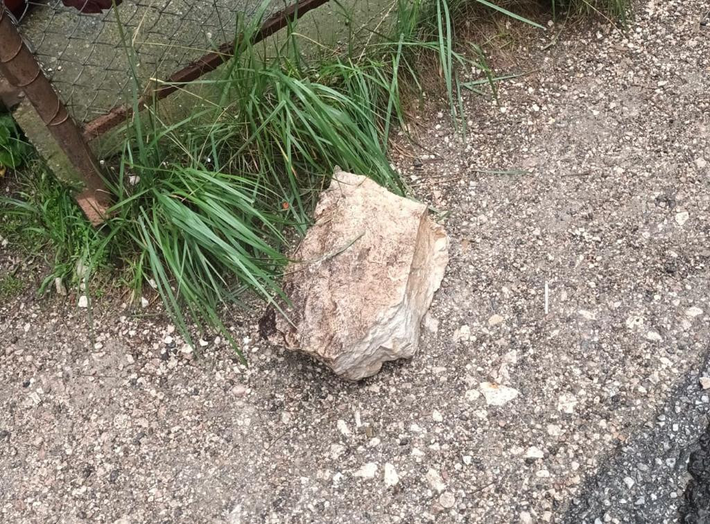 Turist lovit de o piatră desprinsă dintr-o strâncă în Cheile Bicazului. Cum a fost posibil accidentul