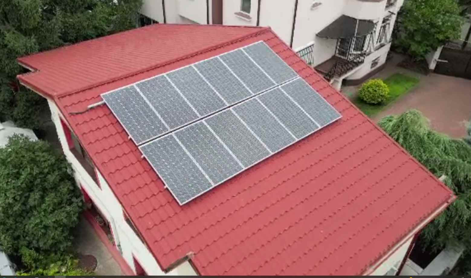 Forțați de scumpiri, românii își iau fotovoltaice, deși statul mai mult îi încurcă. Cât pot câștiga din vânzarea energiei