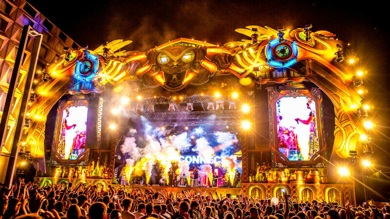 Preotul de 47 de ani care a îndrăznit să se distreze la Untold. „Nerostitul? Nu! Majoritatea colegilor mei n-ar păși acolo”