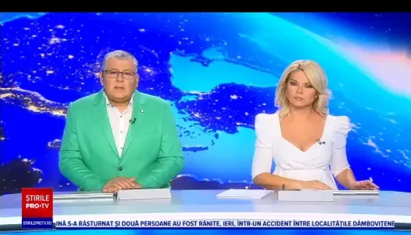 Un microbuz din Botoșani a luat foc lângă o piață. Flăcările s-au extins și la garaje din apropiere