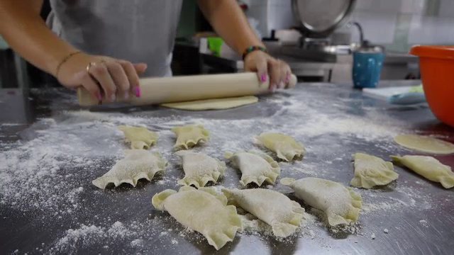 La Baia Mare, ucrainenii învață limba română în timp ce gătesc. „Intenționez să rămân în România”