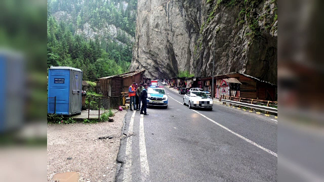 Turist accidentat grav în Cheile Bicazului, după ce o bucată de stâncă l-a lovit în cap