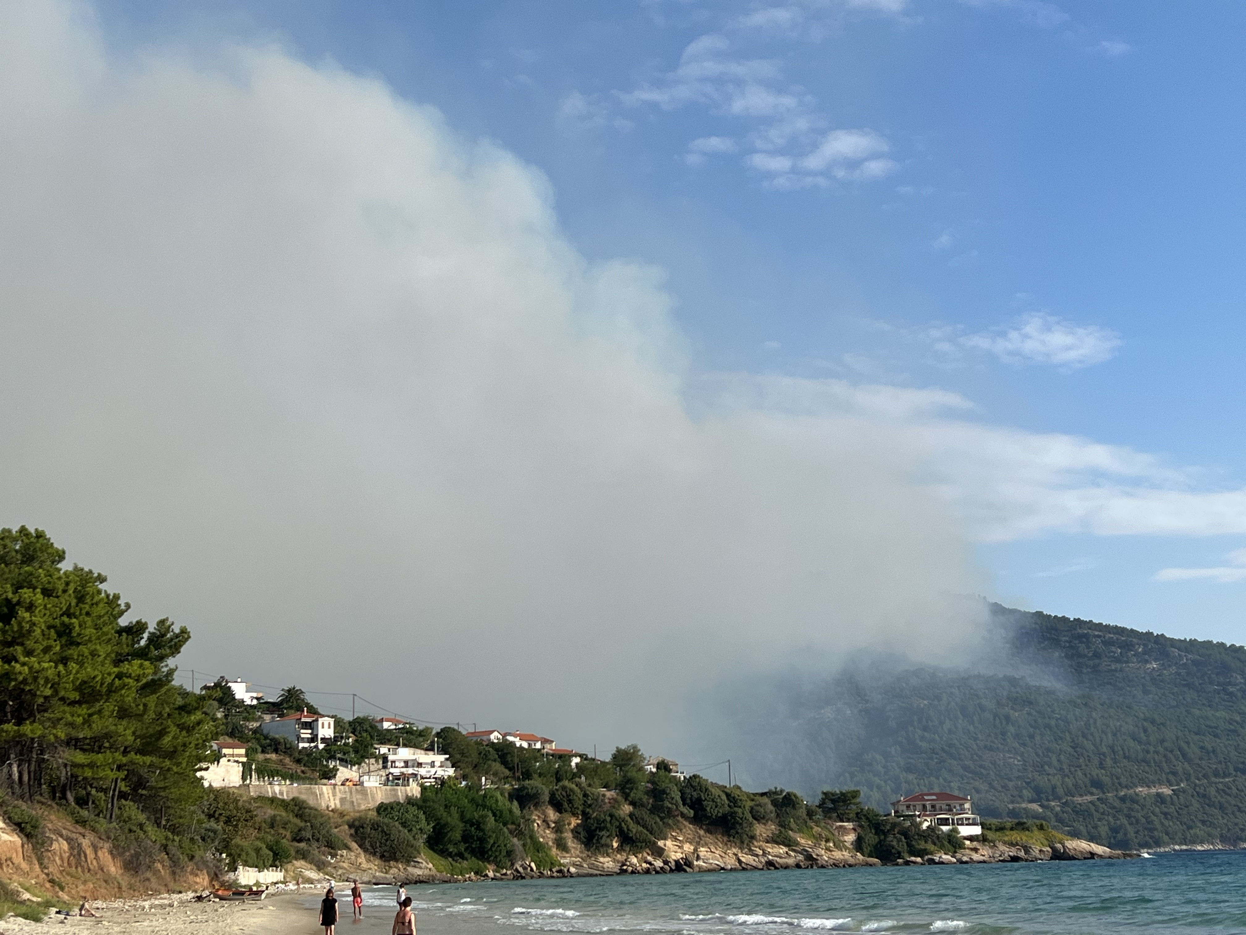 MAE: Autorităţile din Grecia evacuează persoanele din zona afectată de incendiu în Thassos