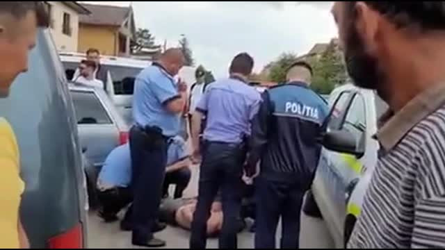 Un individ de 26 de ani, aflat sub influența drogurilor, a atacat agenții din mașina poliției