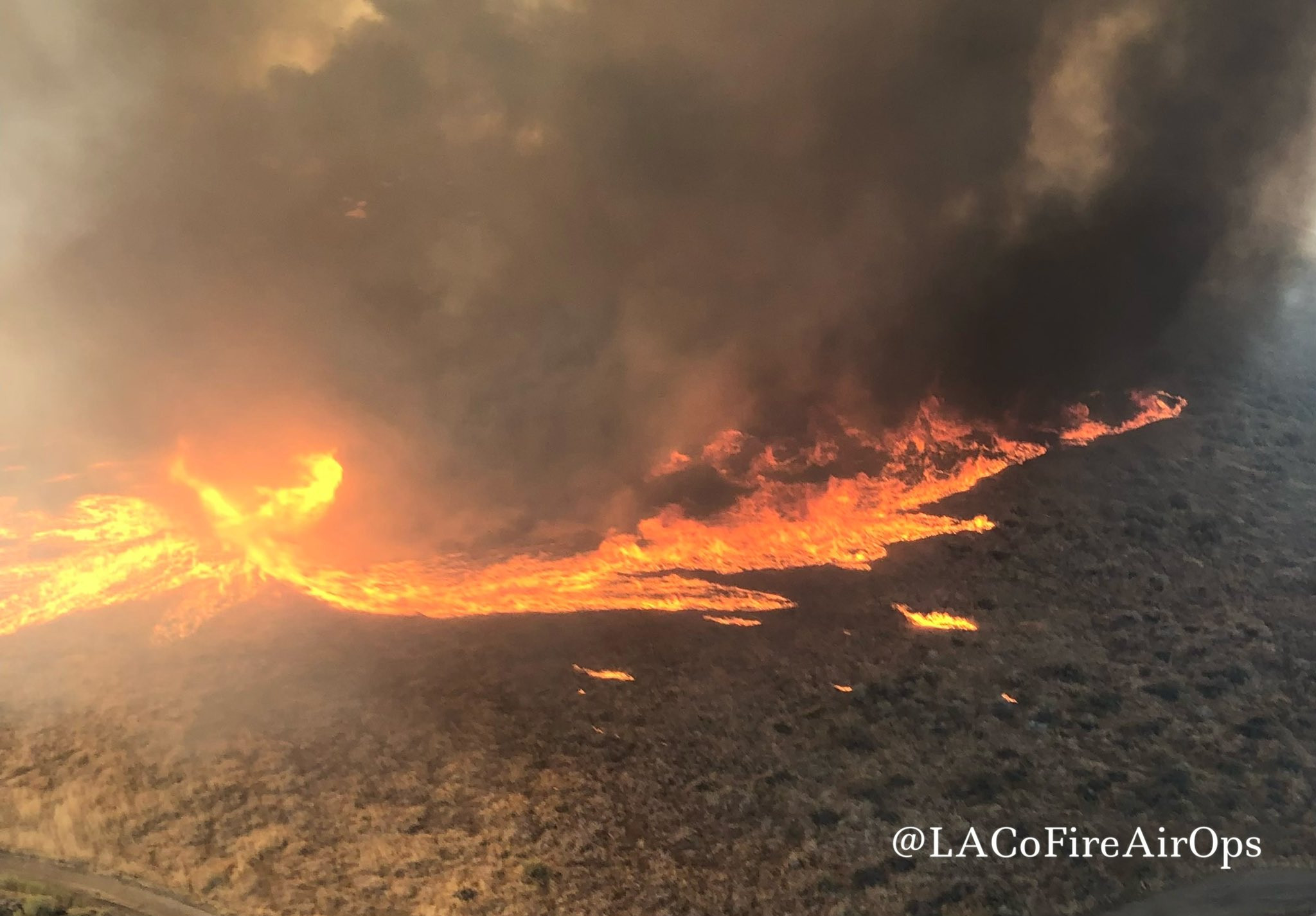 Sute de pompieri se luptă cu o „tornadă de foc”. Imaginile, descrise drept „extraordinare”. VIDEO