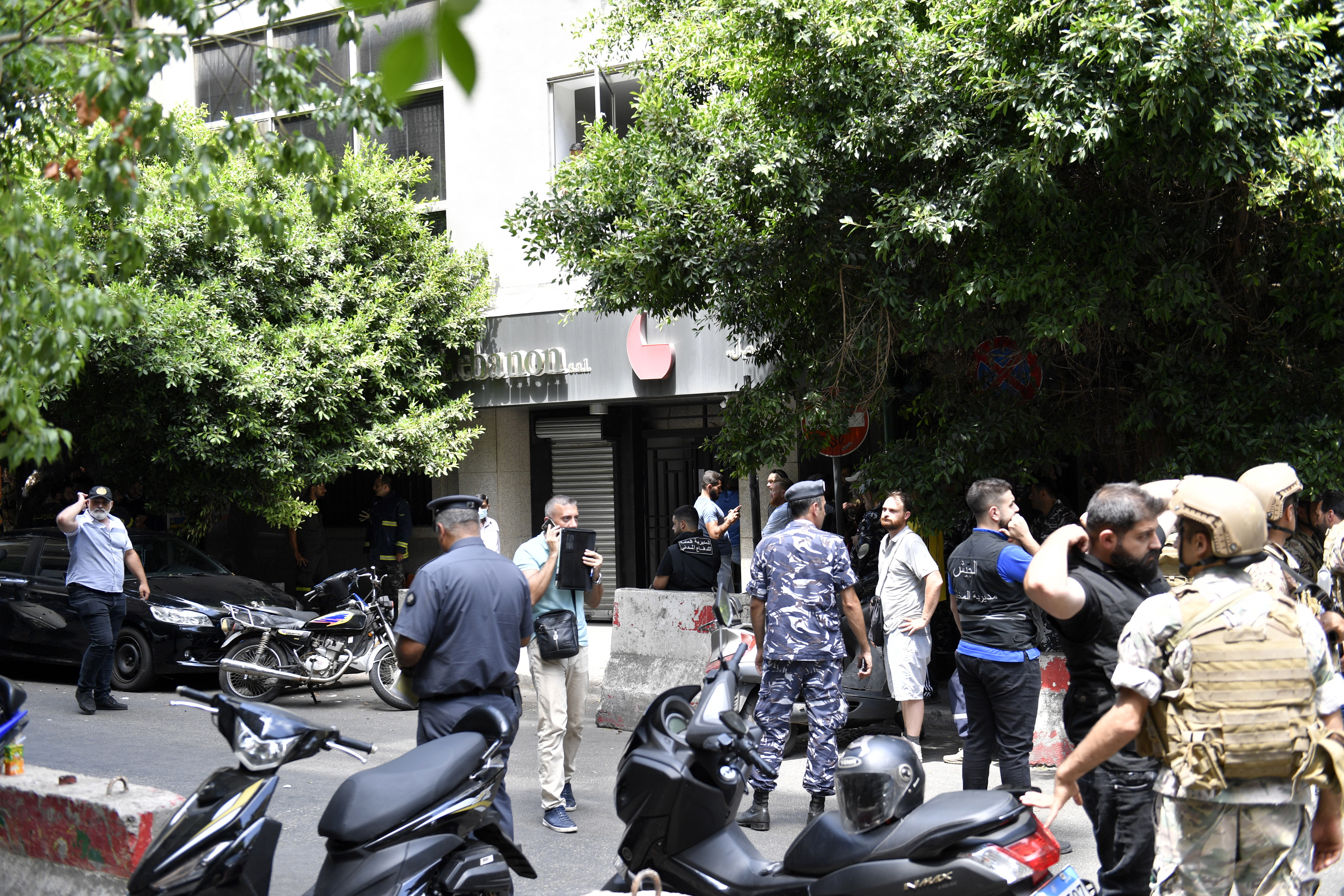 Gest extrem. Ce a făcut un bărbat pentru a-și recupera banii din cont, țara sa fiind devastată de o criză economică