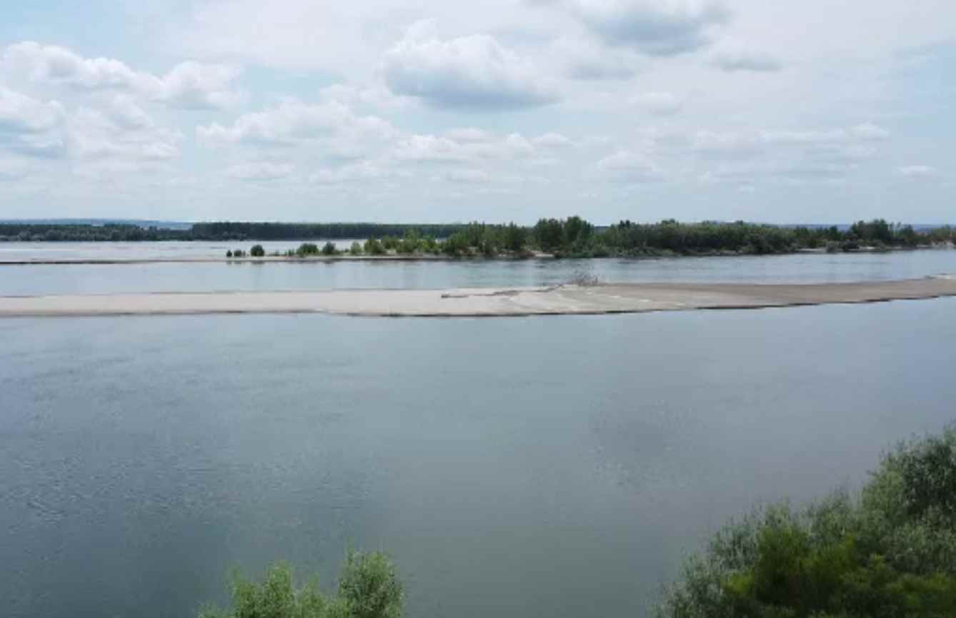 Dunărea a secat atât de mult, că au apărut insule. Se vede baza podurilor, iar navele nu mai pot înainta