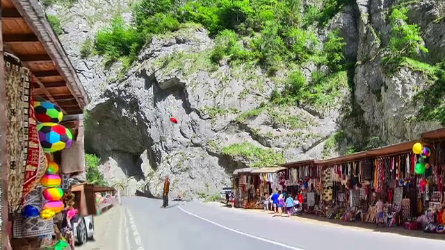 ANIMAȚIE GRAFICĂ. Modul în care s-a produs tragedia din Cheile Bicazului, unde un turist a fost lovit de un bolovan