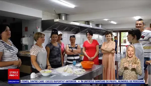Ucrainenii învață limba română în timp ce gătesc colțunași