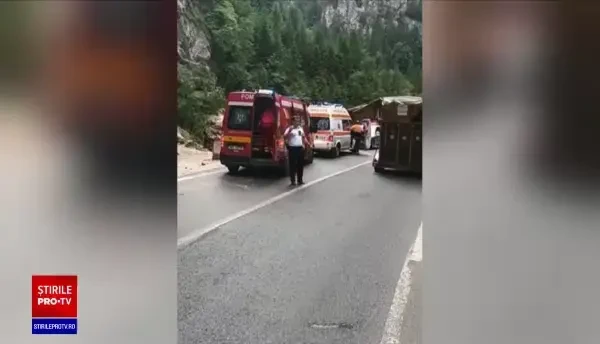 Turist accidentat grav în Cheile Bicazului, după ce o bucată de stâncă l-a lovit în cap