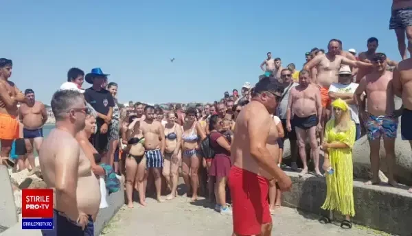 Trupul unuia dintre tinerii dispăruţi în mare la Costineşti a fost găsit între stabilopozi | VIDEO