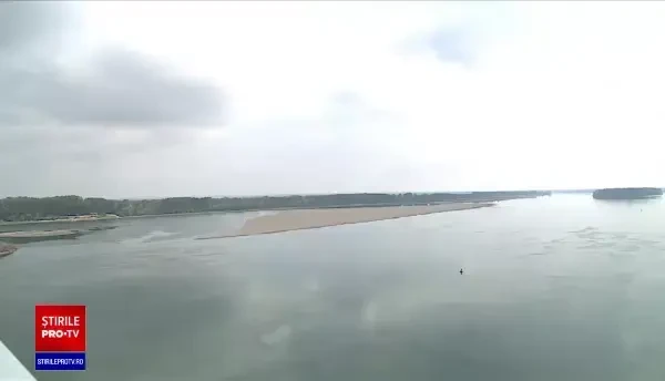Dunărea a secat atât de mult, că au apărut insule. Se vede baza podurilor iar navele nu mai pot înainta