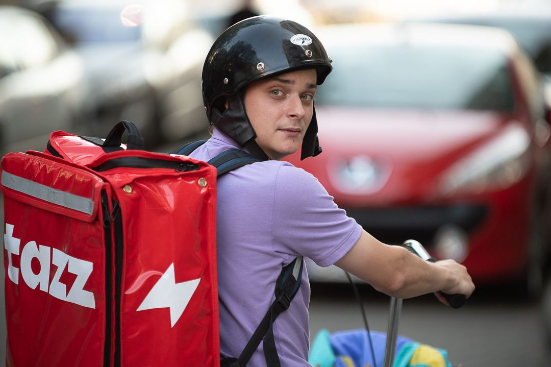 Tazz este sponsorul principal al celui mai nou serial de pe VOYO, La Oraș