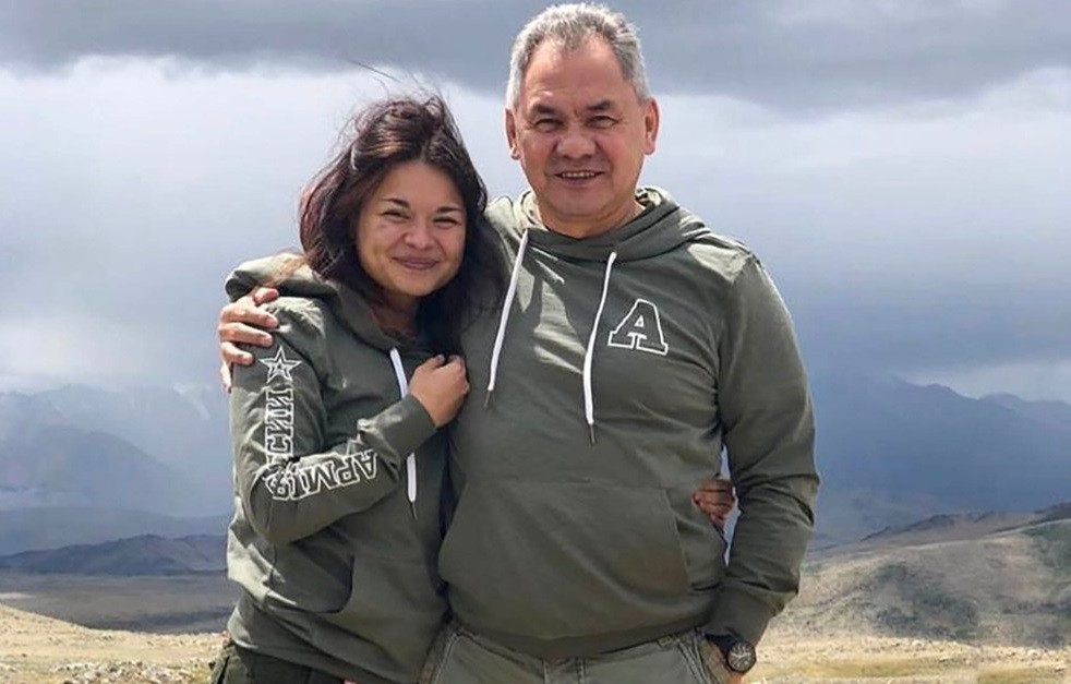 Fiica lui Serghei Șoigu, topless la Marea Neagră. Cum arată fata ministrului Apărării din Rusia – GALERIE FOTO