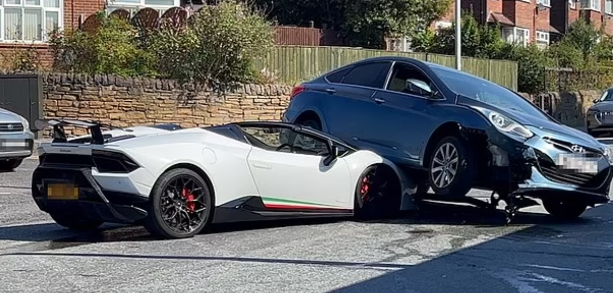 Accident straniu. Un Hyundai s-a urcat pe un Lamborghini, într-o intersecție. VIDEO