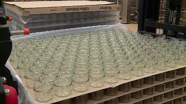 Ambalajele din sticlă încep să câștige teren pe rafturile magazinelor. Ce spun producătorii