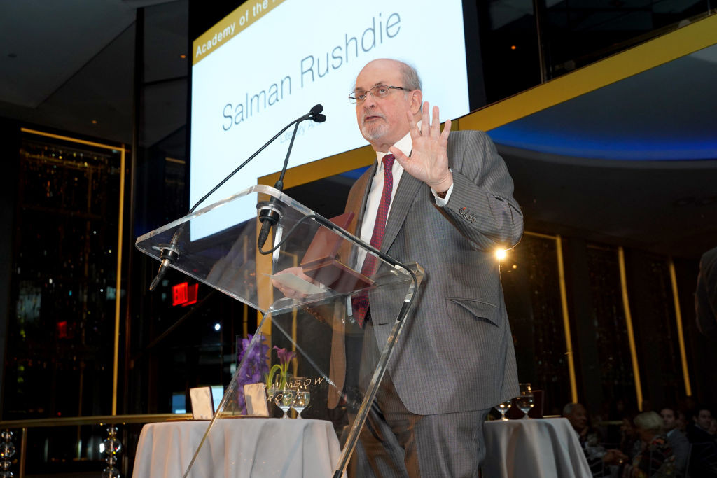 Scriitorul Salman Rushdie a fost înjunghiat pe scenă, în SUA | VIDEO