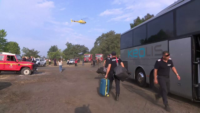 Aproape 80 de pompieri români au plecat să lupte în Franța cu cele mai devastatoare incendii din ultimele decenii