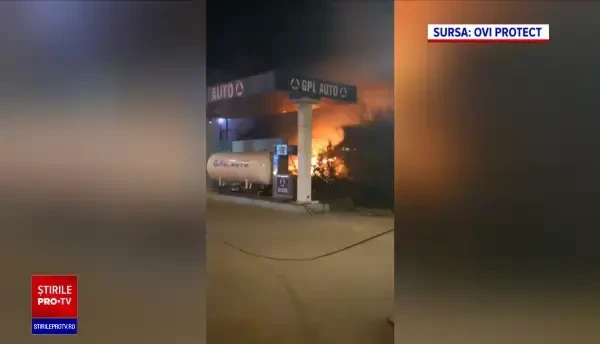 Un tânăr de 18 ani a zburat cu mașina peste un sens giratoriu. Autoturismul a luat foc lângă o stație GPL