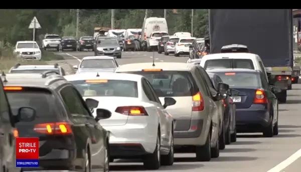 Românii s-au încolonat cu mașinile pe drumul spre munte. ”Așteptatul ăsta în trafic e foarte greu”