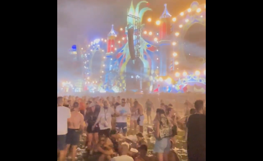 Cel puțin un mort și aproape 20 de răniți, după ce vântul puternic a provocat prăbușirea unei scene în Spania VIDEO