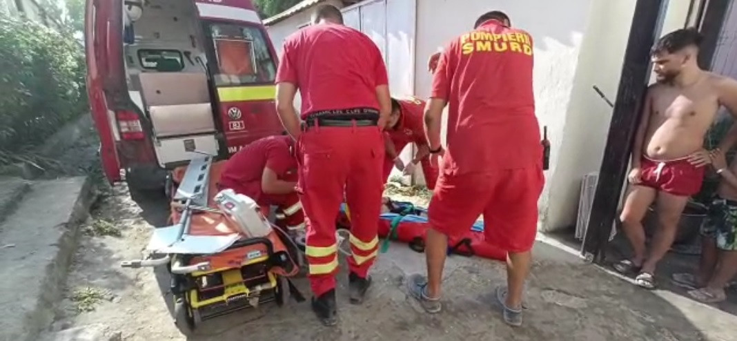 Incident grav în Costinești. Un tânăr de 22 de ani s-a ales cu răni la cap și la coloană, după ce a sărit de pe stabilopozi