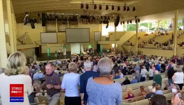 Salman Rushdie este conectat la un ventilator și își va pierde un ochi după ce a fost înjunghiat. Cine este atacatorul