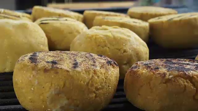 Festin tradițional pentru turiștii din Gurghiu, județul Mureș. Mămăliga este preferata gurmanzilor