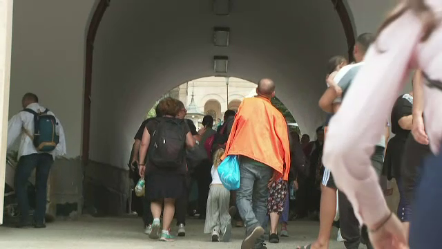 Mii de credincioși au fost prezenți la mănăstirea Nicula. Oamenii au mers în pelerinaj peste dealuri și prin păduri