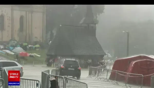 Mii de credincioși au fost prezenți la mănăstirea Nicula. Oamenii au mers în pelerinaj peste dealuri și prin păduri