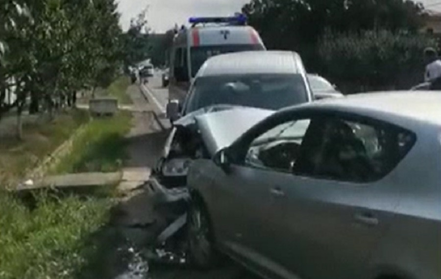Opt persoane, printre care doi copii, au ajuns la spital, după ce două maşini s-au ciocnit frontal în judeţul Iaşi