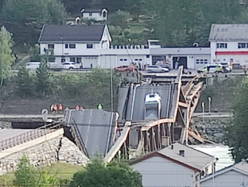 Un pod rutier s-a prăbușit în Norvegia. Două vehicule au căzut în apă