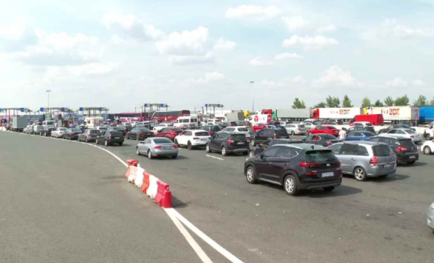 Luna concediilor pentru românii din străinătate. Unii au venit la relaxare, alții la muncă în gospodărie