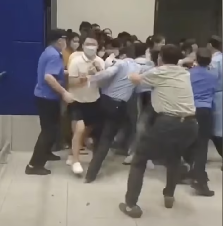 Haos într-un cunoscut magazin de mobilă. Clienții au dat năvală spre ieșiri, după ce poliția a vrut să-i carantineze