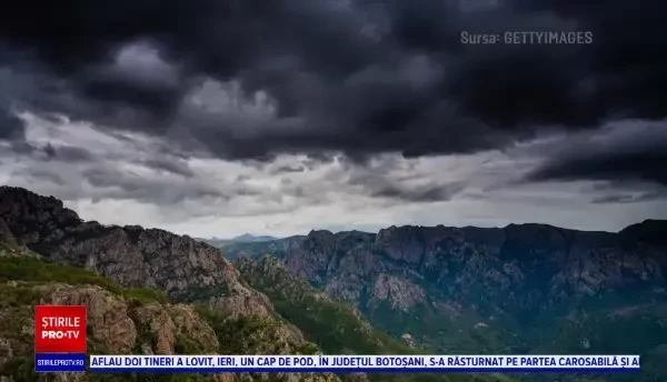 O fată de 17 ani a fost lovită de trăsnet în timp ce se afla pe munte, în Hunedoara. Tânăra a suferit arsuri grave