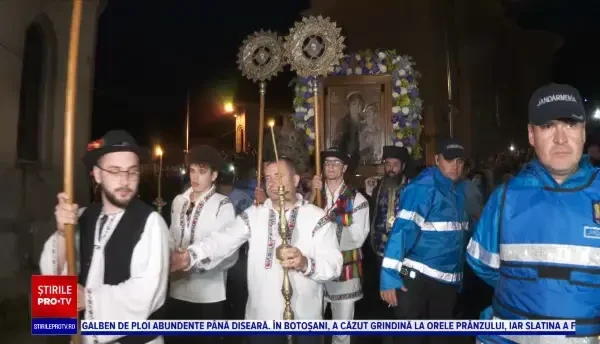 Mii de credincioși au fost prezenți la mănăstirea Nicula. Oamenii au mers în pelerinaj peste dealuri și prin păduri
