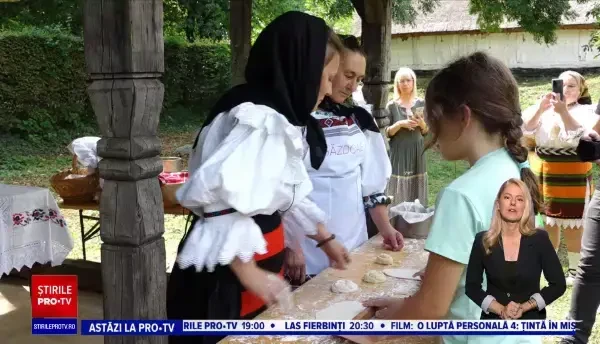 Maramureșenii plecați afară și-au adus copii în țară să învețe de la gospodine cum se făcea odinioară pâinea